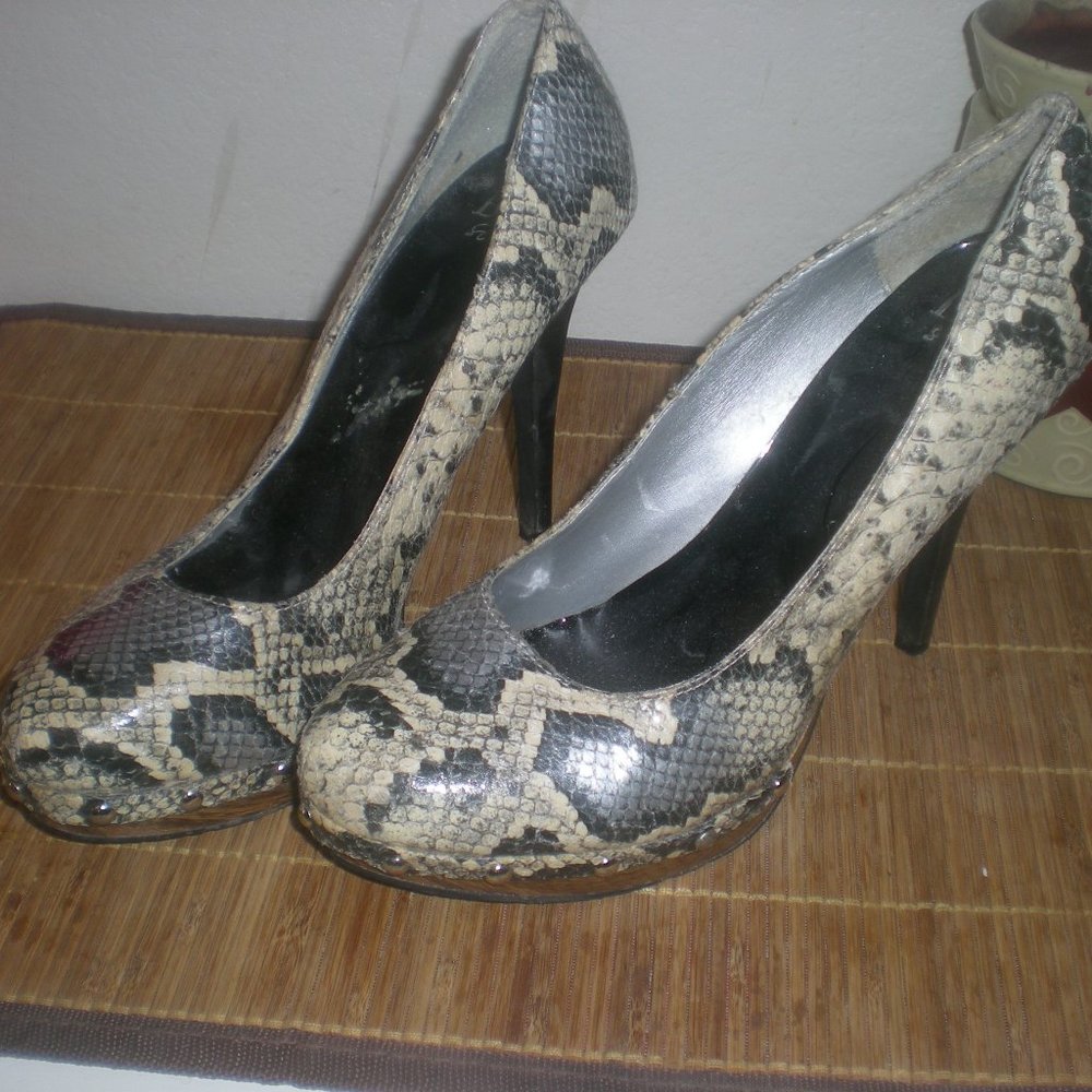 BKE SOLE  Brand  Buckle  Heels   Size 9   Snake Print